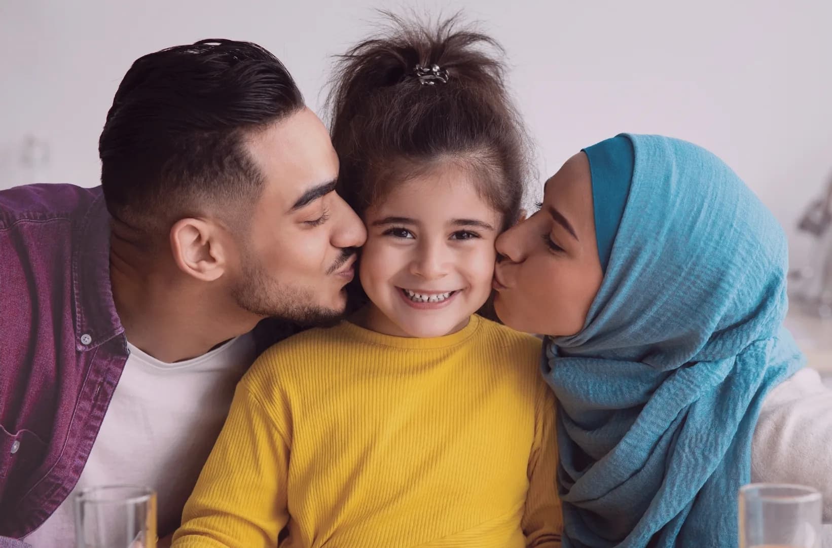 أسرة تحتضن طفلاً في المنزل